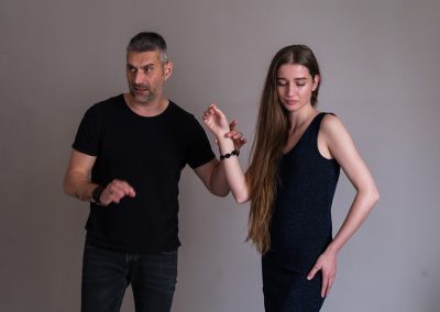 prirodzená póza, pózovanie modelky či modela v prirodzenom a umelom osvetlení