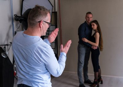 prirodzená póza, pózovanie modelky či modela v prirodzenom a umelom osvetlení