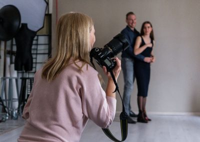 prirodzená póza, pózovanie modelky či modela v prirodzenom a umelom osvetlení