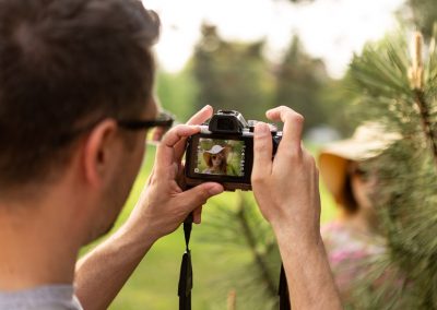 Využívanie prirodzeného svetla v portréte, nové aj overené techniky fotenia portrétu a osvojenie si základných princípov fotografie.