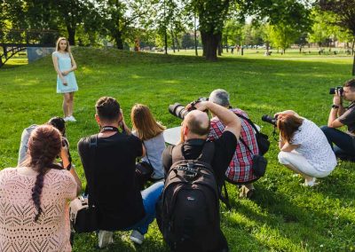 Využívanie prirodzeného svetla v portréte, nové aj overené techniky fotenia portrétu a osvojenie si základných princípov fotografie.