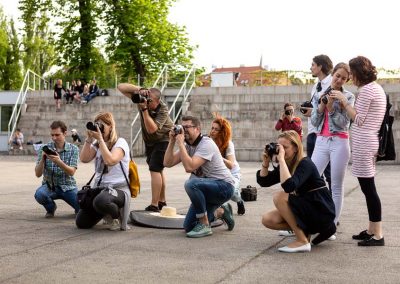 Využívanie prirodzeného svetla v portréte, nové aj overené techniky fotenia portrétu a osvojenie si základných princípov fotografie.