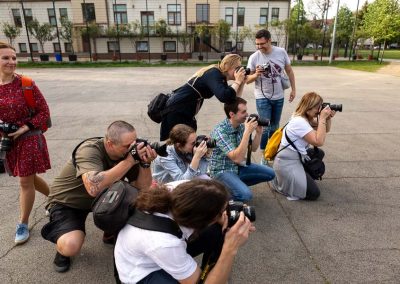 Využívanie prirodzeného svetla v portréte, nové aj overené techniky fotenia portrétu a osvojenie si základných princípov fotografie.